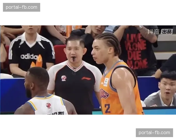 “CBA半决赛京沪大战第三场赛前训练:周琦参与合练,上海队重点演练联防” “CBA半决赛京沪大战第三场赛前训练:周琦参与合练,上海队重点演练联防”